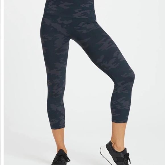 SPANX Look at Me Now Seamless Cropped Leggings Size Medium Black Grey Camo - Picture 5 of 7